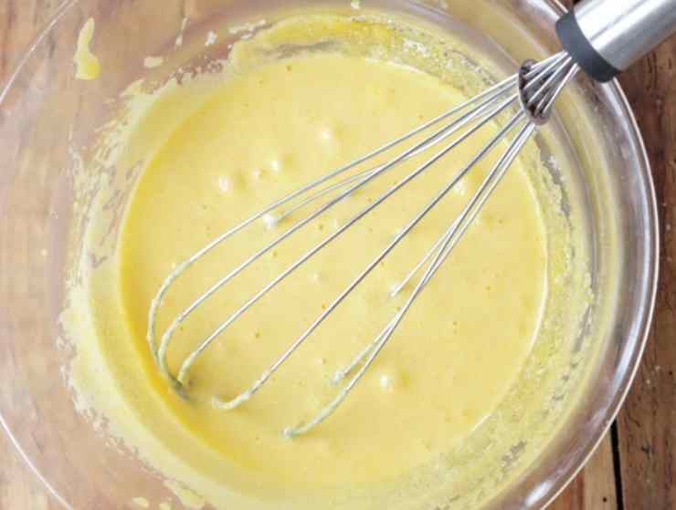 In una ciotola, montate le uova con lo zucchero con le fruste elettriche per almeno 5-8 minuti: il composto deve diventare chiarissimo e triplicare di volume. Unite a filo l’olio e lo yogurt, continuando a mescolare delicatamente. Setacciate farina, fecola e lievito ed incorporateli al composto con una spatola, con movimenti dal basso verso l’alto per non smontare l’aria.