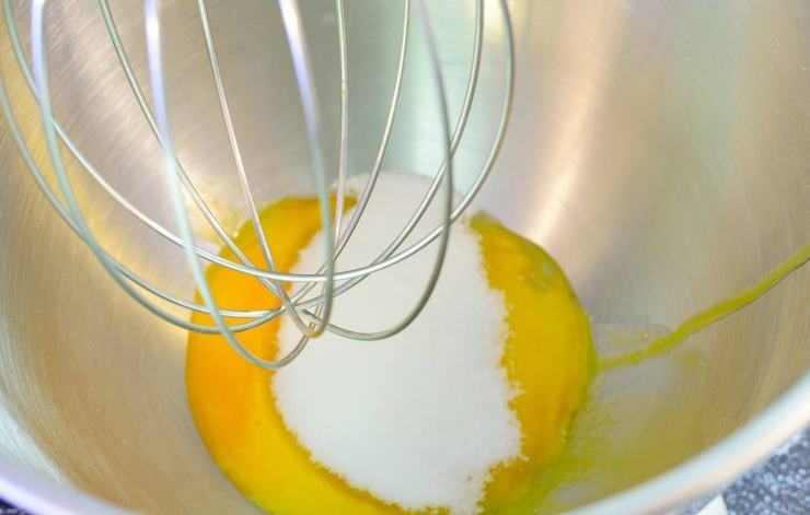 In una ciotola capiente montate le uova con lo zucchero semolato utilizzando le fruste elettriche per almeno 5 minuti, fino a triplicare il volume. Versate l’olio di semi a filo e lo yogurt bianco un cucchiaio alla volta, continuando a mescolare a bassa velocità per non smontare la massa. Setacciate la farina insieme al lievito per dolci, quindi incorporateli gradualmente agli ingredienti liquidi utilizzando una spatola, con movimenti delicati dal basso verso l’alto.