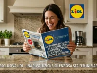 Donna entusiasta che sfoglia il volantino Lidl del 1 giugno 2026 in cucina