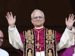 Tavola imbandita con cibi biblici come datteri e melograni per la visita di Papa Leone XIV a Napoli.
