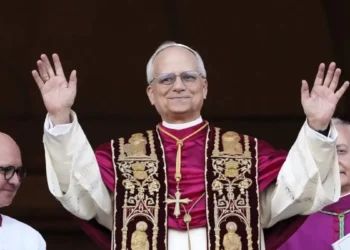 Tavola imbandita con cibi biblici come datteri e melograni per la visita di Papa Leone XIV a Napoli.