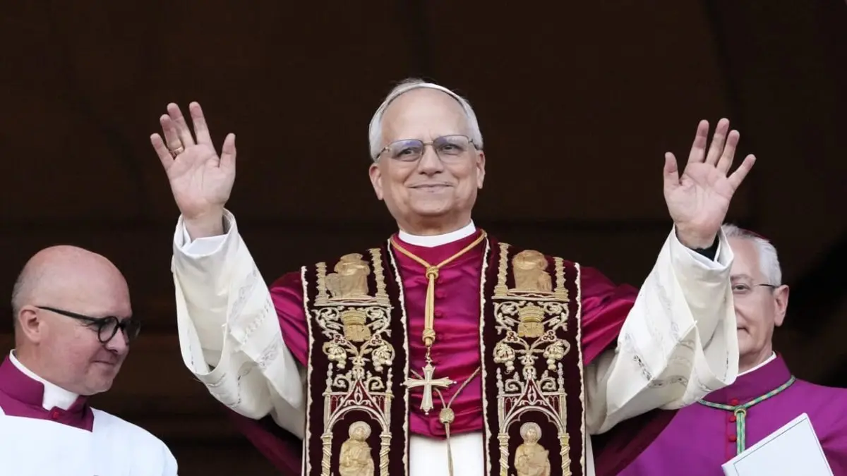 Tavola imbandita con cibi biblici come datteri e melograni per la visita di Papa Leone XIV a Napoli.