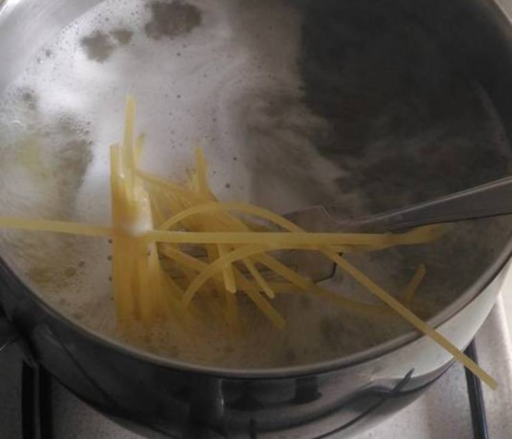 Portate a bollore una capiente pentola di acqua salata e calate gli spaghetti. Nel frattempo, lavate accuratamente i pomodori, privateli dei semi interni e tagliateli a cubetti regolari di circa un centimetro. Trasferiteli direttamente nella grande ciotola in cui condirete la pasta, unite lo spicchio d’aglio intero schiacciato, il basilico e l’olio EVO. Mescolate e lasciate marinare a temperatura ambiente.