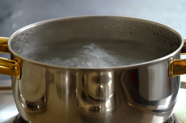 Mettete sul fuoco una pentola con abbondante acqua salata per la pasta e portatela a bollore, intanto scaldate in una padella larga abbondante olio con lo spicchio d’aglio ed il peperoncino.Tagliate i pomodorini a metà e saltateli in padella a fiamma vivace per 4-5 minuti, finché non iniziano a rilasciare il loro sughetto.