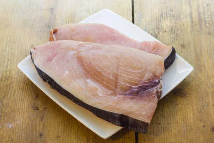 Eliminate la pelle e l’osso centrale dal trancio di spada e tagliatelo a cubetti regolari di circa 1,5 centimetri. In un’ampia padella scaldate un filo d’olio extra vergine d’oliva e saltate i cubetti di spada a fiamma viva per un minuto finché cambiano colore. Sfumate con un goccio di vino bianco, lasciate evaporare e trasferite il pesce in un piatto, coprendolo per non farlo asciugare.