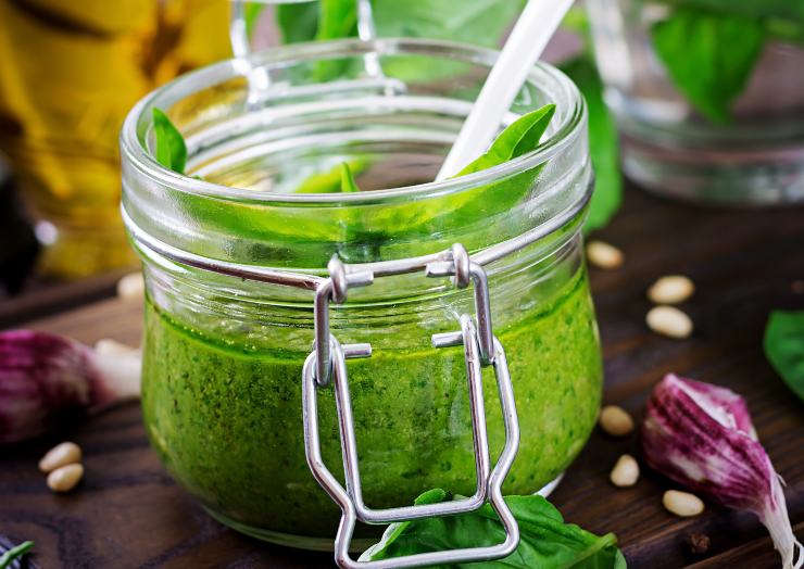 Regolate di sale e di pepe fino ad ottenere un’emulsione densa, liscia e priva di pezzi grossi. Scolate la pasta al dente e passatela immediatamente sotto un getto di acqua fredda corrente per bloccarne la cottura e preservarne la consistenza tenace. Trasferitela in un’insalatiera capiente, versate il pesto di zucchine a crudo e mescolate con cura dal basso verso l’alto.