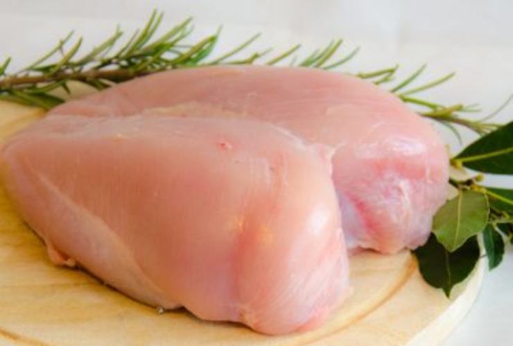 Prendete il petto di pollo intero, tagliatelo prima a fette e poi a striscioline irregolari (gli straccetti). In un piatto piano o in un sacchetto per alimenti, mescolate la farina con la paprika dolce. Passate gli straccetti di pollo nel mix di farina e paprika, assicurandovi che siano completamente e uniformemente coperti, e scrollate l’eccesso. In un’ampia padella antiaderente, scaldate l’olio extravergine d’oliva insieme ai cipollotti affettati finemente, poi unite gli straccetti di pollo infarinati.