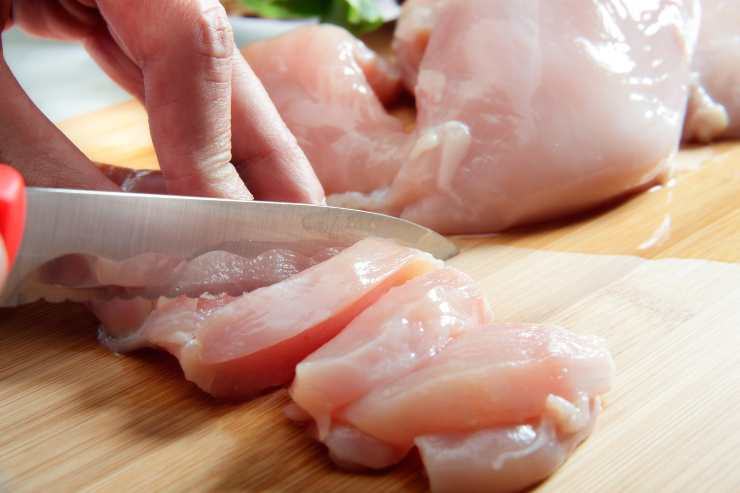 In una pirofila, unite il succo di limone, due cucchiai di olio extra vergine d’oliva, il rosmarino, il timo ed un pizzico di pepe. Adagiate le fette spesse di pollo e lasciatele marinare in frigo per circa 15/20 minuti, girandole a metà del tempo. Scaldate una piastra di ghisa finché non fuma. Sgocciolate il pollo dalla marinatura e cuocetelo a fiamma medio/alta per 3-4 minuti per lato.