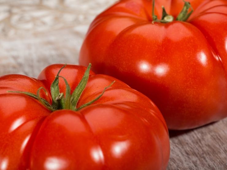 Scolate gli spaghetti al dente, mantenendo un po’ di acqua di cottura se necessario. Trasferiteli immediatamente ed ancora fumanti nella ciotola con la dadolata di pomodori a crudo. Mescolate energicamente dal basso verso l’alto per circa un minuto a fuoco spento: il calore della pasta scalderà i pomodori e sprigionerà gli oli essenziali del basilico.