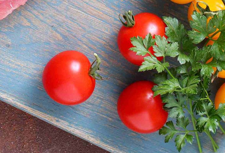 Iniziate ad assemblare gli spiedini alternando i colori sul bastoncino di legno: inserite un cubetto di melanzana, uno di peperone giallo, una foglia di cipolla rossa, una fetta di zucchina ed un pomodorino ciliegino intero. Ripetete la sequenza fino a riempirlo, lasciando liberi un paio di centimetri alle estremità. Spennellate con un po’ di olio extravergine d’oliva su tutti i lati.