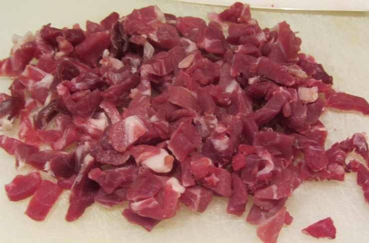 Portate a bollore una pentola con abbondante acqua salata per la pasta, intanto tagliate le fette di prosciutto a listarelle oppure a cubetti se intero. Metteteli in una padella antiaderente ben calda senza grassi e fate sfrigolare finché diventano scuri e croccanti. Togliete dal fuoco e tenete da parte.