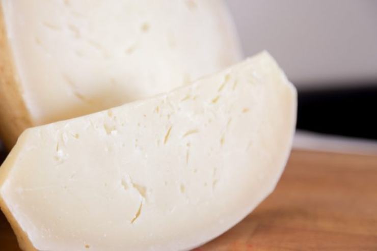 Mettetele nel mixer con metà provolone, acqua di cottura della pasta e basilico. Frullate fino ad ottenere una crema liscia. Nella padella dove avete saltato i cubetti, togliete l’aglio, versate le zucchine fritte e la crema di zucchine. Cuocete gli spaghetti e scolateli molto al dente direttamente in padella.