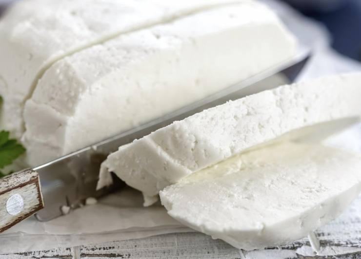 Spalmate un cucchiaio generoso di crema di robiola su un’estremità della fetta, adagiate sopra la rucola fresca (lavata e ben asciugata), lasciando che le punte escano leggermente dai bordi per un effetto estetico più bello.