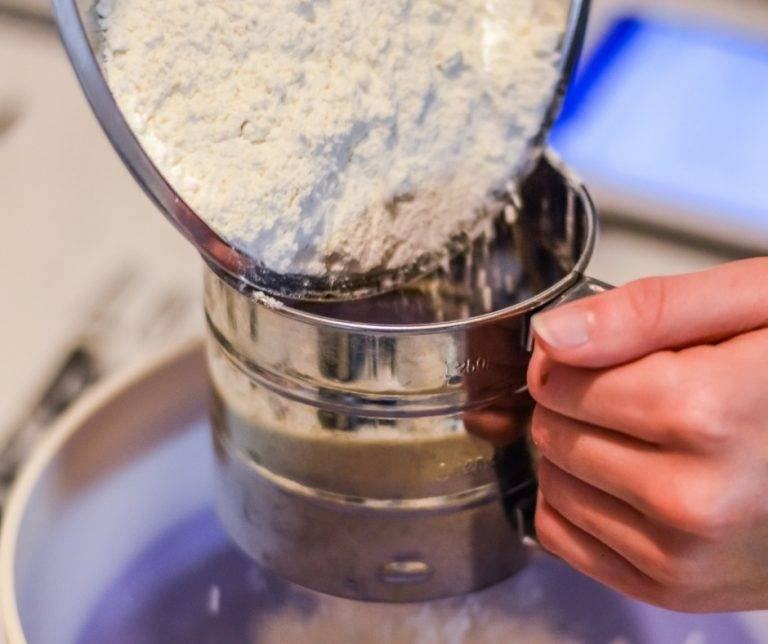 Setacciate la farina insieme al lievito ed incorporatela al composto un po’ per volta, mescolando delicatamente per non smontare le uova. Versate metà dell’impasto nello stampo (imburrato ed infarinato). Distribuite la confettura di albicocche (o i pezzi di frutta fresca) al centro e poi coprite con il resto dell’impasto.