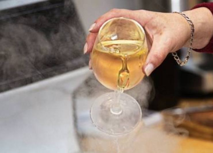 Scaldate una padella antiaderente con un filo d’olio extra vergine d’oliva e le foglie di alloro. Adagiate gli involtini e cuoceteli a fuoco medio per 3-4 minuti per lato. Sfumate con un goccio di vino bianco o succo d’arancia negli ultimi 2 minuti per creare una crosticina profumata. Servite subito!