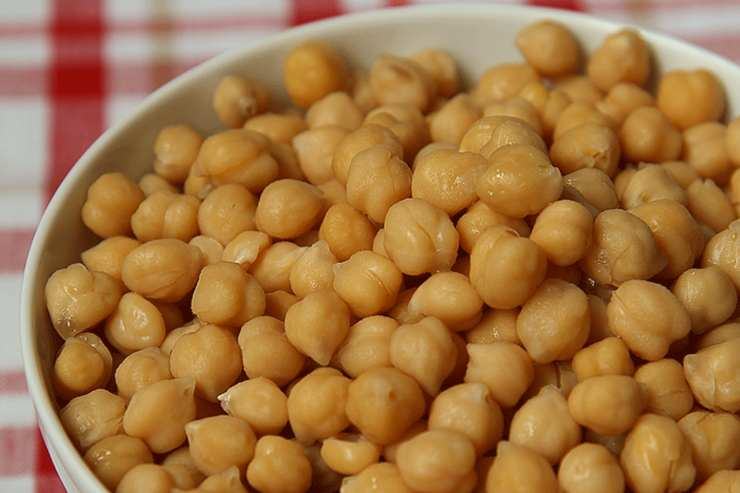 Sciacquate accuratamente i ceci precotti sotto l’acqua corrente, scolateli bene ed asciugateli con un canovaccio pulito o con della carta assorbente, quindi trasferiteli in un’ampia insalatiera. Lavate i cetrioli, sbucciateli parzialmente e tagliateli in quattro parti per il lungo e poi a cubetti. Uniteli ai ceci.