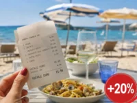 Scontrino di un pranzo in spiaggia con aumento dei prezzi del 20%, piatto di pasta e ombrelloni sullo sfondo