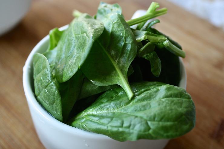Tritate gli spinaci freschi molto finemente al coltello (o fateli appassire 2 minuti in padella con un filo d’olio se preferite un sapore più intenso). Strizzateli bene per eliminare l’umidità in eccesso. In una ciotola, unite il macinato di tacchino, gli spinaci, l’uovo, il parmigiano ed il pane grattugiato.