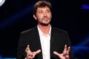 Stefano De Martino, conduttore di Affari Tuoi, parla con enfasi durante una trasmissione televisiva.