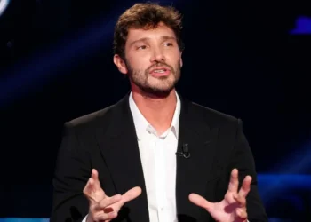 Stefano De Martino, conduttore di Affari Tuoi, parla con enfasi durante una trasmissione televisiva.