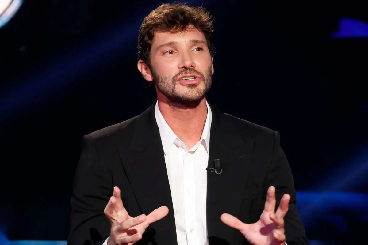 Stefano De Martino, conduttore di Affari Tuoi, parla con enfasi durante una trasmissione televisiva.