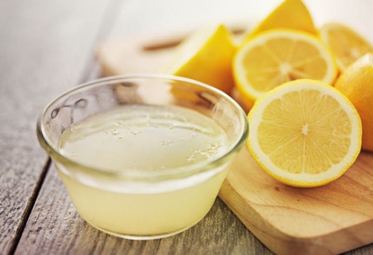 A metà cottura, unite il succo di un limone. Spegnete il fuoco quando il riso sarà ancora al dente, poi unite il burro ben freddo ed il parmigiano reggiano grattugiato. Mescolate energicamente, impiattate e decorate con abbondante scorza di limone grattugiata fresca ed una macinata di pepe: buon appetito!