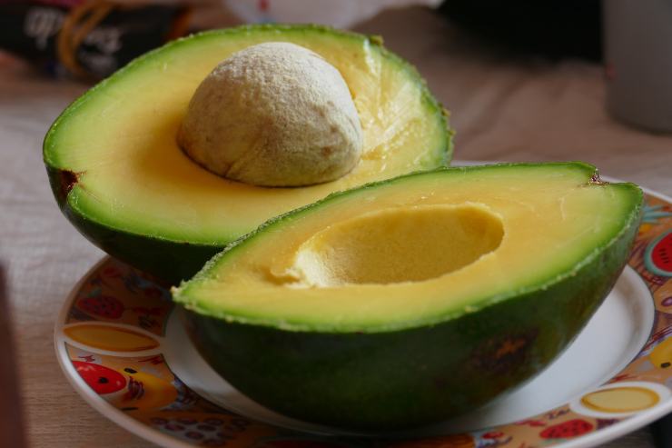 Componete le singole bowl: distribuite una base generosa di quinoa fredda sul fondo di ogni piatto. Disponete i restanti ingredienti sopra la quinoa, senza mescolarli inizialmente: da un lato i cubetti di salmone tiepido, dall’altro l’avocado e infine le zucchine marinate. Completate con un giro di olio a crudo, la scorza di limone grattugiata ed una spolverata di pepe prima di servire:buon appetito!