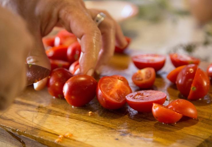 Iniziate dai pomodorini confit: lavateli, asciugateli e tagliateli a metà. Disponeteli su una teglia foderata di carta forno con la parte tagliata rivolta verso l’alto. Conditeli con un filo d’olio, sale, pepe, origano, timo ed una spolverata leggera di zucchero di canna. Cuoceteli a 160 gradi per circa 20 minuti, finché saranno leggermente appassiti ma ancora succosi e polposi. Lasciateli intiepidire.