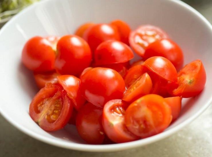 Nella stessa padella (senza lavarla, così conservate i succhi del pesce), aggiungete un altro giro d’olio, lo spicchio d’aglio ed un pezzetto di peperoncino. Unite i pomodorini tagliati a metà e fateli appassire a fiamma media per circa 10 minuti, schiacciandoli leggermente con la forchetta per far uscire il succo. Salateli a fine cottura e togliete l’aglio. Cuocete le mezze maniche in abbondante acqua salata, scolate la pasta al dente direttamente nella padella con i pomodorini.