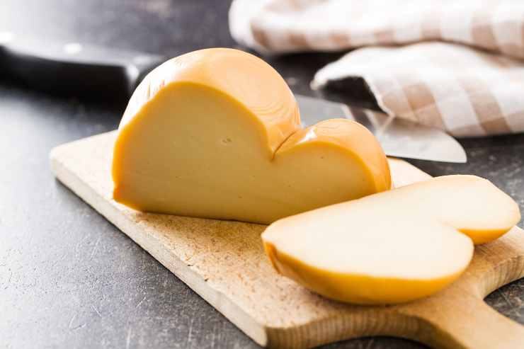 Aggiungete sale, pepe ed un tocco di noce moscata: impastate con le mani fino ad ottenere un composto omogeneo. Tagliate la scamorza a cubetti, prendete una noce d’impasto e schiacciatela sul palmo della mano: inserite al centro un cubetto di formaggio e richiudete formando una pallina.