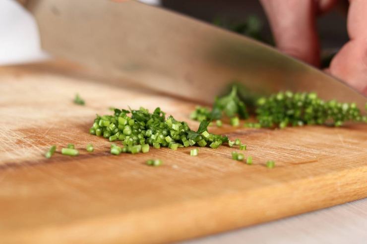Preparate il dressing: in una ciotolina a parte emulsionate lo yogurt greco con l’olio extra vergine d’oliva, il succo restante di limone, il sale, il pepe nero e l’erba cipollina sminuzzata finemente. Mescolate energicamente con una forchetta fino ad ottenere una salsa fluida e omogenea. Versatela nell’insalatiera e mescolate il tutto con movimenti delicati per evitare di sfaldare l’avocado. Lasciate riposare in frigorifero per circa 10 minuti prima di portare in tavola, così da far amalgamare alla perfezione tutti i sapori e gustatela!