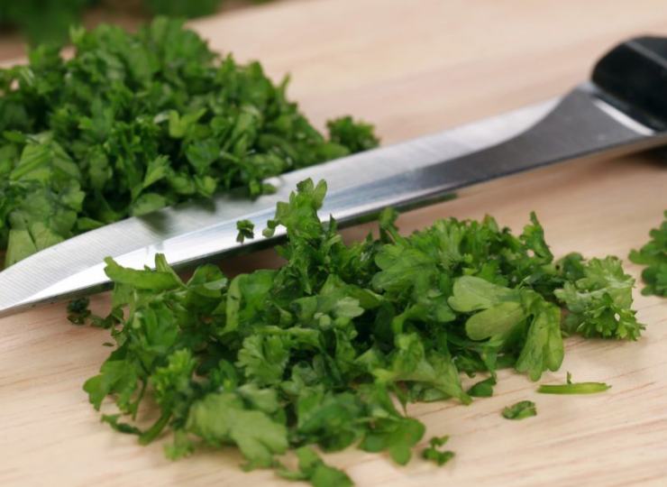 Togliete il coperchio, regolate di sale e pepe nero e lasciate restringere la salsa per un ultimo minuto se necessario. Spegnete il fuoco, profumate con il prezzemolo fresco tritato e servite subito in tavola, magari accompagnando con del pane fresco per l’immancabile “scarpetta”. Buon appetito!