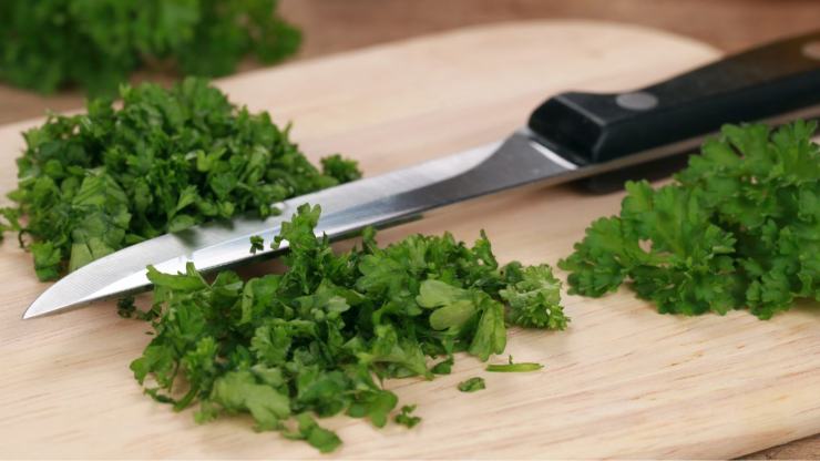 Aggiungete un mestolo di acqua di cottura e saltate tutto insieme per legare i sapori. Spegnete il fuoco, aggiungete il prezzemolo tritato e spolverate con il tarallo sbriciolato grossolanamente con le mani solo un secondo prima di servire.
