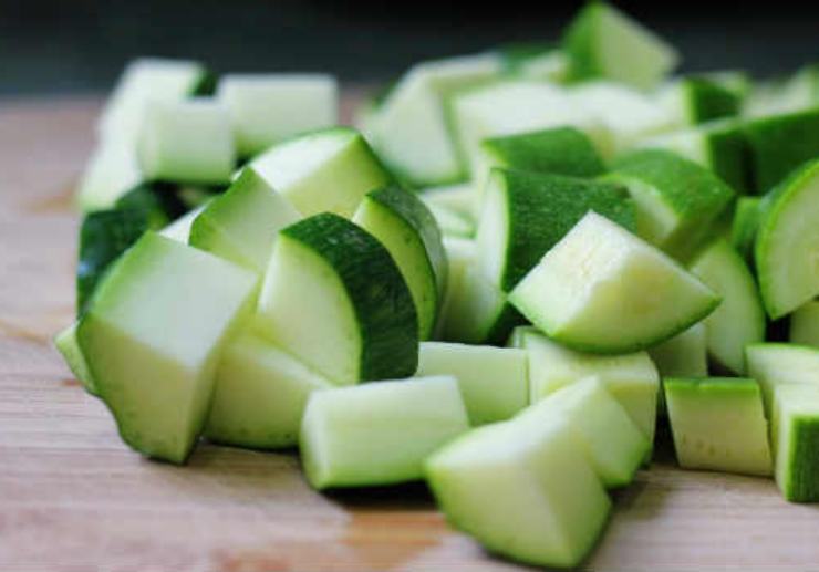 Se utilizzate gli spiedini di legno, immergeteli in acqua fredda per circa 10 minuti prima dell’uso: questo trucco eviterà che si brucino o si spezzino a contatto con la piastra rovente. Lavate accuratamente tutte le verdure. Tagliate le zucchine, la melanzana e il peperone a cubetti regolari di circa 2-3 centimetri. Sfogliate la cipolla rossa di Tropea e tagliatela a quadrotti della stessa dimensione.