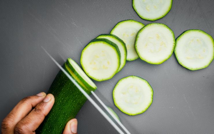 Portate a bollore una pentola con abbondante acqua salata per la pasta. Fatto ciò taglia 3/4 delle zucchine a rondelle sottili e friggetele in olio di semi bollente. Scolatele, trasferitele su carta assorbente e salatele leggermente.Tagliate le restanti zucchine a cubetti e saltatela in padella con olio EVO ed uno spicchio d’aglio.