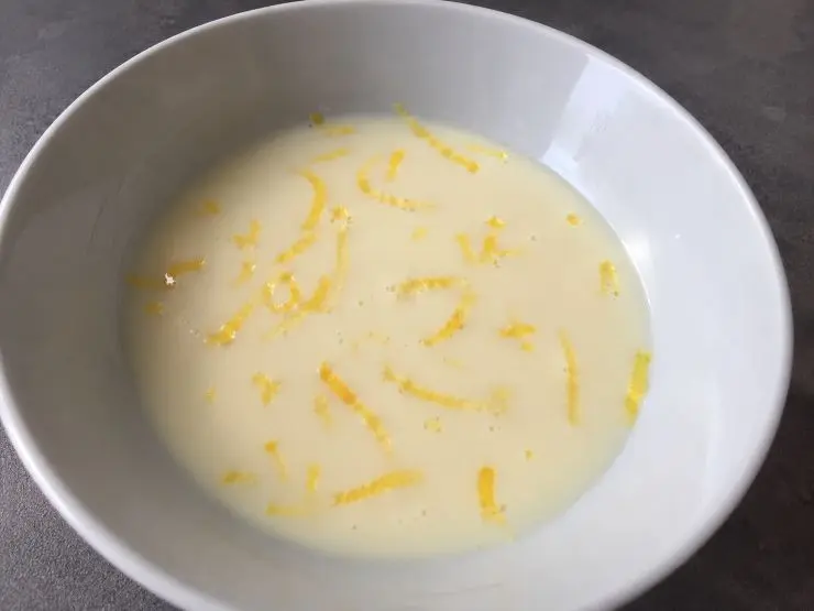 Lavate accuratamente i limoni, grattugiate finemente la scorza e spremete il succo fino a ottenerne circa 60-70 ml, filtrandolo con un colino. In una ciotola capiente versate il latte condensato ed unite la scorza del limone. Prendete la panna fresca dal frigorifero (deve essere fredda di almeno 4 ore) e montatela a neve ben ferma all’interno di una ciotola preferibilmente fredda di freezer.