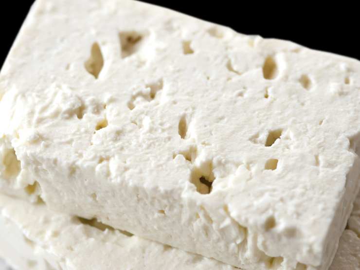 Preriscaldate il forno a 200 gradi in modalità ventilata. Adagiate la feta greca al centro di una piccola pirofila, condite generosamente con un filo d’olio extravergine d’oliva, una macinata di pepe nero e qualche rametto di timo fresco. Infornate e fate cuocere per circa 12-15 minuti, finché i bordi non risulteranno leggermente dorati. Lavate accuratamente le pesche nettarine e tagliatele a spicchi regolari senza rimuovere la buccia.