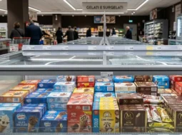 Reparto gelati confezionati al supermercato Banco frigo dei gelati confezionati in un supermercato italiano con cartellini dei prezzi sugli scaffali