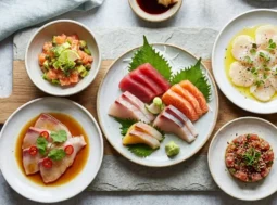 Pesce Abbattuto Crudo Ristorante Selezione di piatti a base di pesce crudo abbattuto, sashimi e tartare su un tagliere