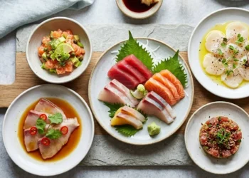Pesce Abbattuto Crudo Ristorante Selezione di piatti a base di pesce crudo abbattuto, sashimi e tartare su un tagliere