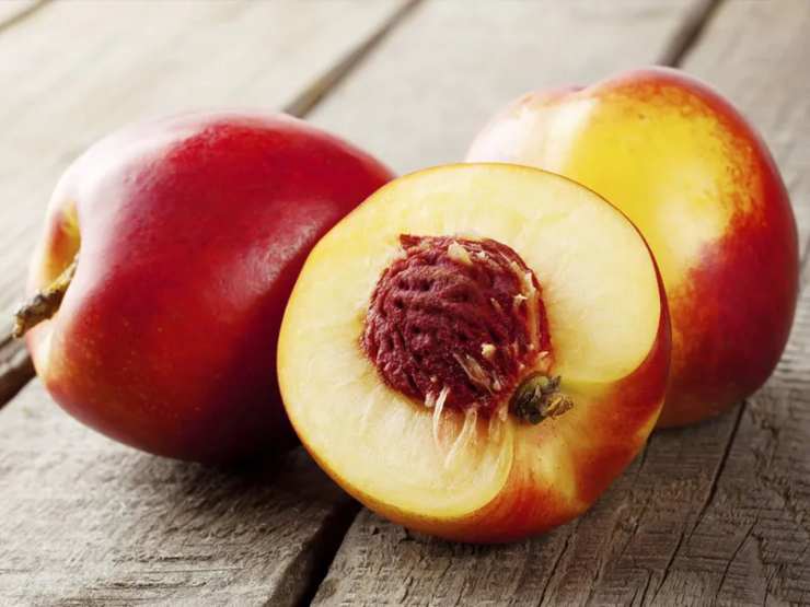 Scaldate una piastra o una padella antiaderente sul fuoco e quando sarà rovente, grigliate gli spicchi di pesca per circa 2 minuti per lato, fino a quando vedrete comparire le classiche striature scure. Mettetele da parte. In un pentolino o nel microonde, scaldate leggermente il miele insieme alle rondelle di peperoncino fresco, lasciandolo in infusione per un minuto affinché ne assorba il profumo.