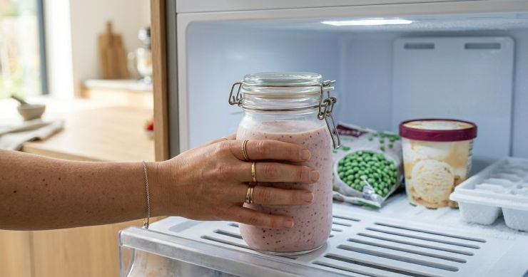 Richiudete il barattolo e riponetelo nel congelatore per circa 3-4 ore. Prima di servire, lasciate il barattolo a temperatura ambiente per 5 minuti: il gelato risulterà perfettamente sodo, cremoso e pronto da porzionare con il cucchiaio. Gustatevi il vostro gelato leggero e goloso fatto in casa e senza conservanti e zuccheri aggiunti in pochissimo tempo!