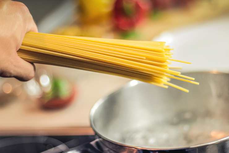 Scolate gli spaghetti al dente, avendo cura di conservare un po’ di acqua di cottura. Trasferite la pasta in un’insalatiera capiente o in una padella a fuoco spento, unite il pesto di fiori di zucca a crudo e mescolate energicamente. Aggiungete un goccio d’acqua di cottura per rendere il tutto straordinariamente fluido e cremoso. Impiattate immediatamente completando ogni piatto con i restanti filetti di alici spezzettati, una spolverata di pepe nero macinato al momento e qualche lamella di mandorla tenuta da parte per una nota di croccantezza extra. Buon appetito!