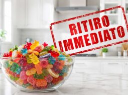 allerta-ministero-caramelle-gommose-ritirate Grande ciotola di vetro con caramelle gommose assortite in primo piano in una cucina bianca moderna e luminosa con timbro rosso Ritiro Immediato