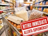 Carrello della spesa in un supermercato con uova e riso e timbro rosso Ritiro Immediato per allerta alimentare