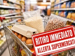 Carrello della spesa in un supermercato con uova e riso e timbro rosso Ritiro Immediato per allerta alimentare