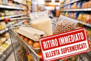 Carrello della spesa in un supermercato con uova e riso e timbro rosso Ritiro Immediato per allerta alimentare