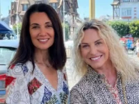 Csaba dalla Zorza sorridente in uno scatto recente affiancata ad Antonella Clerici, unite da una profonda amicizia.