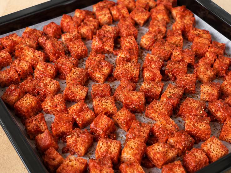 Preriscaldate il forno in modalità statica a 200°C (oppure ventilata a 180°C). Infornate la teglia e lasciate cuocere per circa 10-12 minuti, finché i crostini non risulteranno ben dorati, croccanti all’esterno e leggermente morbidi al cuore. Sfornate i vostri crostini al pomodoro, lasciateli intiepidire per un paio di minuti affinché acquisiscano la massima friabilità e serviteli in tavola caldi o tiepidi all’interno di graziose ciotoline per l’aperitivo.