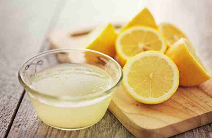 Emulsionate il succo di limone con 3 cucchiai di olio extravergine d’oliva, sale e pepe nero. Condite uniformemente le zucchine con l’emulsione.
